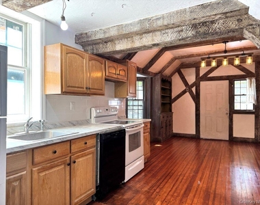 560 Taxter Road - Photo Thumbnail 6