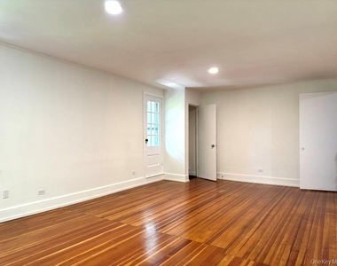 560 Taxter Road - Photo Thumbnail 21