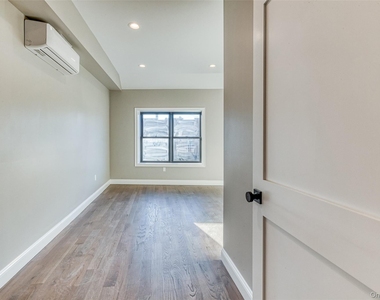 78 Roslyn Road - Photo Thumbnail 7
