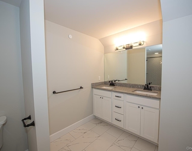 1090 New York Avenue - Photo Thumbnail 8