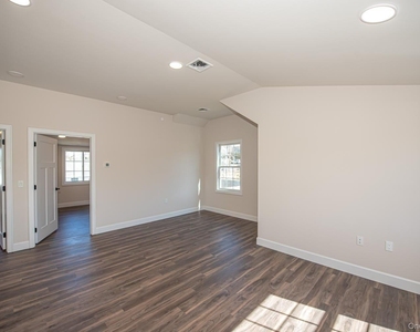 1090 New York Avenue - Photo Thumbnail 3