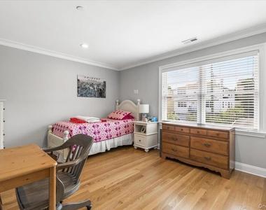 77 Lakeview Avenue - Photo Thumbnail 22