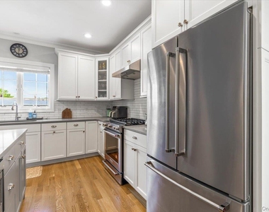77 Lakeview Avenue - Photo Thumbnail 11