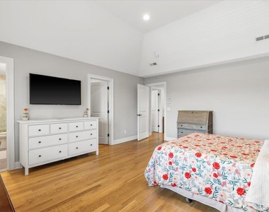 77 Lakeview Avenue - Photo Thumbnail 18