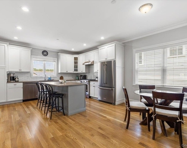 77 Lakeview Avenue - Photo Thumbnail 8
