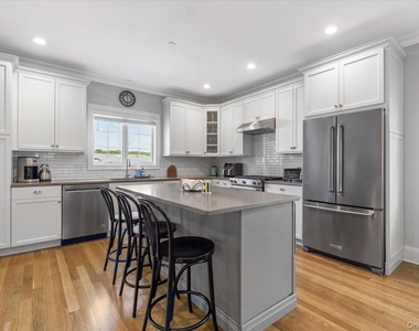 77 Lakeview Avenue - Photo Thumbnail 10