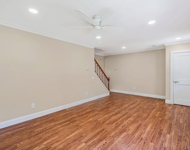 17 Bartlett - Photo Thumbnail 2