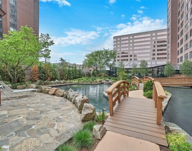 4 Martine Avenue - Photo Thumbnail 3
