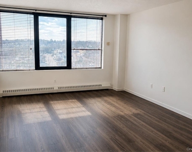 4 Martine Avenue - Photo Thumbnail 7