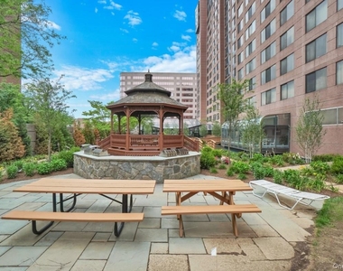 4 Martine Avenue - Photo Thumbnail 6