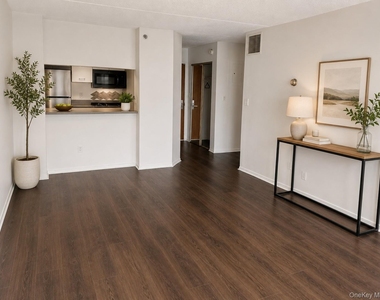 4 Martine Avenue - Photo Thumbnail 9