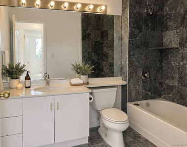 4 Martine Avenue - Photo Thumbnail 12