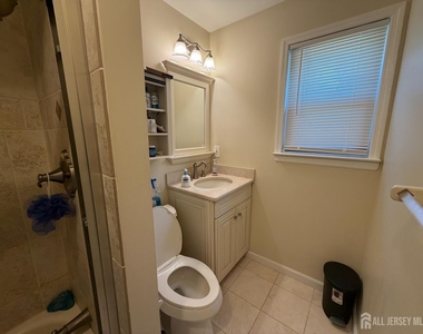 911 Yorkshire Drive - Photo Thumbnail 7