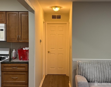 911 Yorkshire Drive - Photo Thumbnail 8