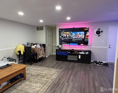 911 Yorkshire Drive - Photo Thumbnail 1