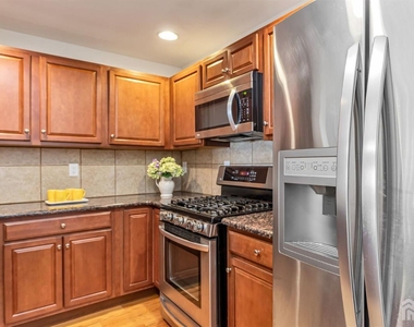 112 N Broadway - Photo Thumbnail 10