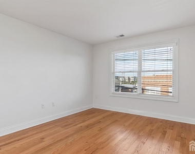 112 N Broadway - Photo Thumbnail 22