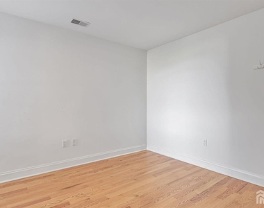 112 N Broadway - Photo Thumbnail 16