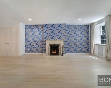 233 E 18th Street - Photo Thumbnail 3