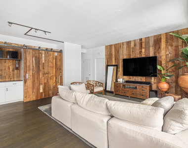 100 W 18th Street - Photo Thumbnail 2