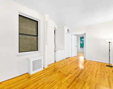 West 49th Street - Photo Thumbnail 3