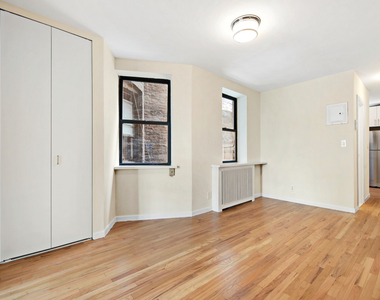  West 49th Street - Photo Thumbnail 2