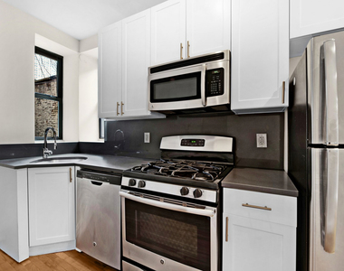 West 45th Street - Photo Thumbnail 3