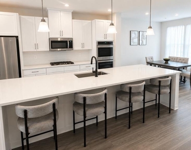 8018 Williamson Boulevard - Photo Thumbnail 2