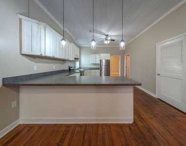 170 E Davis Street - Photo Thumbnail 4