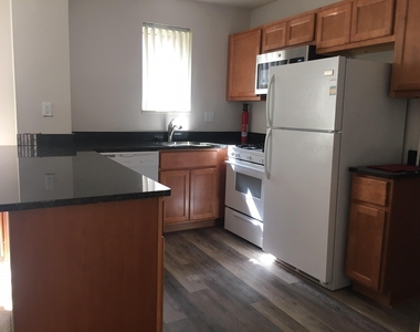 912 Oakland Avenue - Photo Thumbnail 5