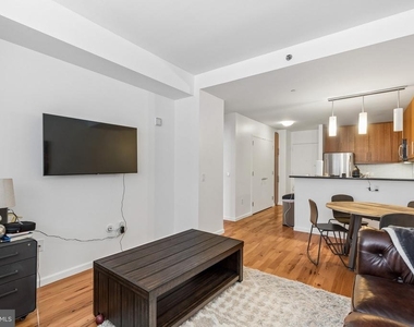 1425 Locust Street - Photo Thumbnail 3
