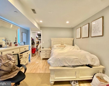 922 N 17th Street - Photo Thumbnail 12