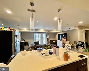922 N 17th Street - Photo Thumbnail 4