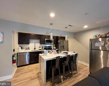 922 N 17th Street - Photo Thumbnail 3