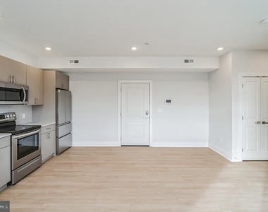 646 N 32nd Street - Photo Thumbnail 3