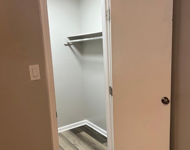414 Raynor Street - Photo Thumbnail 6