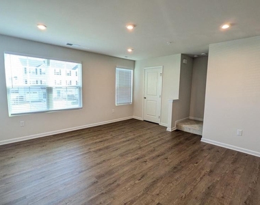 289 Hamilton Lane - Photo Thumbnail 3