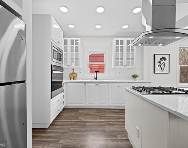 255 S 6th Avenue - Photo Thumbnail 5
