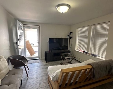 202 N Sacramento Avenue - Photo Thumbnail 34