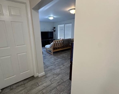 202 N Sacramento Avenue - Photo Thumbnail 73