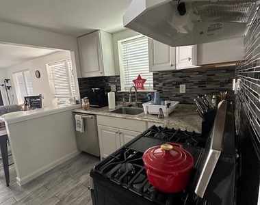 202 N Sacramento Avenue - Photo Thumbnail 43