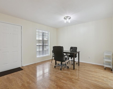 2401 Leon St - Photo Thumbnail 11