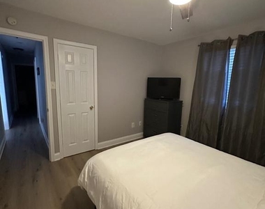 202 N Sacramento Avenue - Photo Thumbnail 59