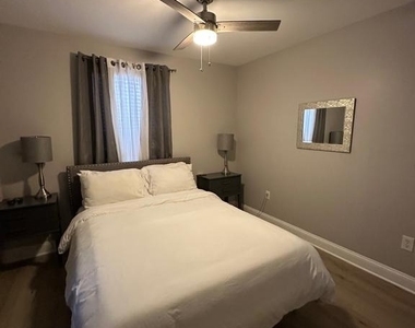 202 N Sacramento Avenue - Photo Thumbnail 58