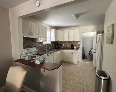 202 N Sacramento Avenue - Photo Thumbnail 32