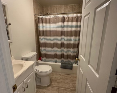202 N Sacramento Avenue - Photo Thumbnail 70