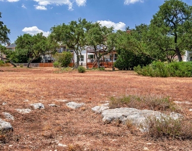 5511 Courtyard Dr - Photo Thumbnail 6