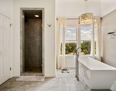 5511 Courtyard Dr - Photo Thumbnail 11
