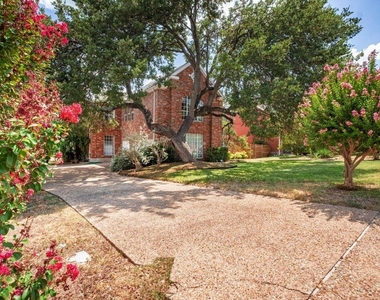 5511 Courtyard Dr - Photo Thumbnail 2