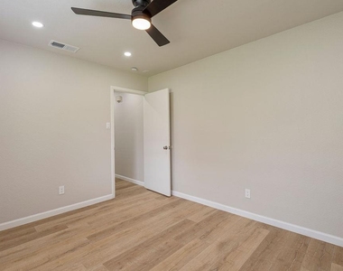 1204 Spearson Ln - Photo Thumbnail 11
